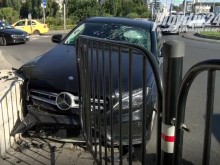 Тежка катастрофа с "Мерцедес" в кръговото на Водната палата!