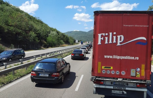 Фейсбук
За страхотна тапа по магистрала Тракия съобщават потребители в социалната