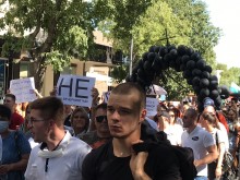 Във Варна стана страшно! Хиляди излязоха да защитят правото си на труд, понесли черна арка с кръст