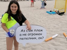 Доброволци раздават пепелници на плажа