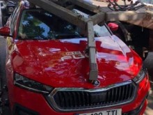 Скандален инцидент: Паяк на Центъра за градска мобилност счупи автомобил