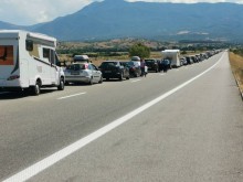 Огромна опашка от чакащи автомобили се образува на ГКПП "Кулата"