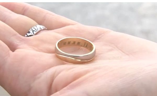Младоженци от Хасково изгубили пръстена на морето. На него било