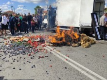 Земеделци се вдигнаха на протест, блокираха пътя София - Варна