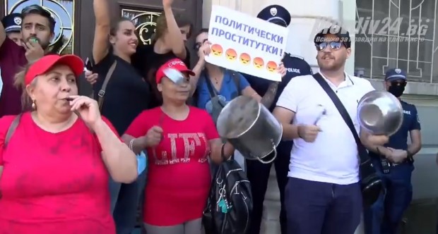 Varna24 bg
Приключи протестът на представителите на заведенията в Пловдив предаде репортер