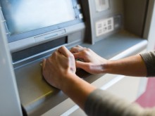 Голяма наша банка вече промени тарифата си: Такса теглене от банкомат - процент от сумата