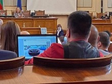 Хванат в крачка: Депутат гледа S-класа по време на работа