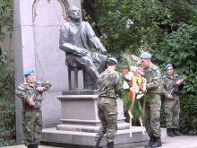 Положиха венци и цветя пред паметника на Захарий Стоянов в Пловдив