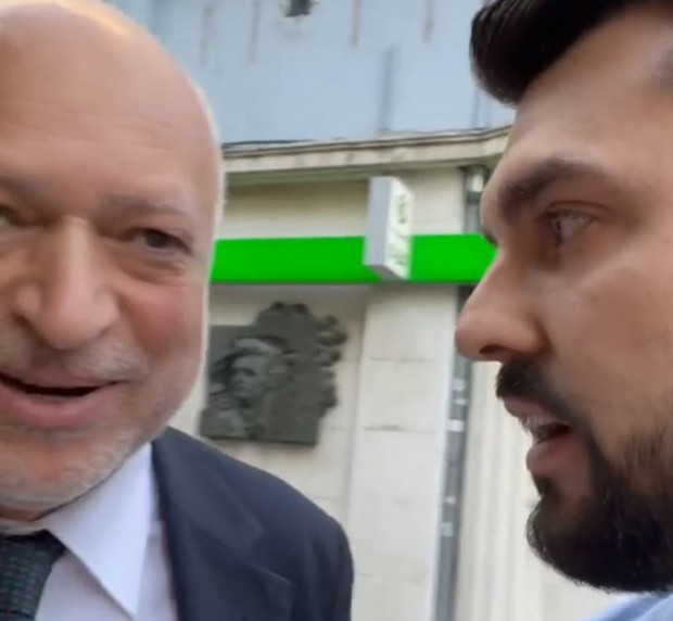 Известен младеж срещна случайно министър на Главната! Каза му, че се срамува!
