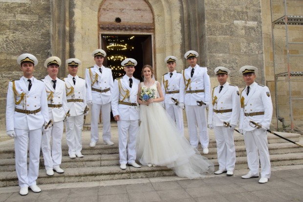 Фейсбук
Красива нетрадиционна сватба на военнослужещи с прекрасен ритуал се състоя в
