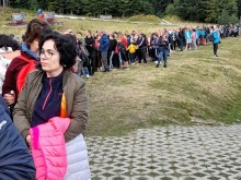 За какво чакат тези хора? Снимка от Рила разбуни духовете