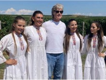 Жената на Рон Мос мачка грозде в Пловдивско