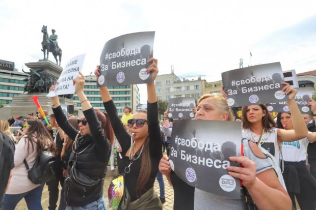 БГНЕС
Национален протест на бизнеса срещу ограничителните противоепидемични мерки започна в центъра на София Недоволството