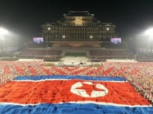 Северна Корея изуми света със среднощен военен мегапарад