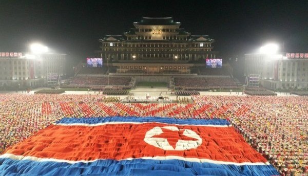 Северна Корея организира парад за да отбележи годишнина от основаването