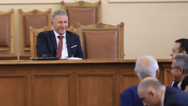 Искат глоба за Кацаров, разкарвал се без маска в парламента