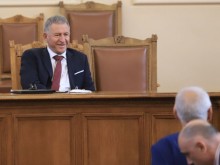Искат глоба за Кацаров, разкарвал се без маска в парламента