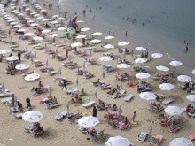 Изумително! Вижте колко хора има в момента на плаж "Атлиман"!