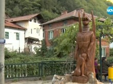 Скандална дървена скулптура взриви мрежата