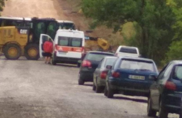 Абсурд! Вижте какво се случи с тази линейка!