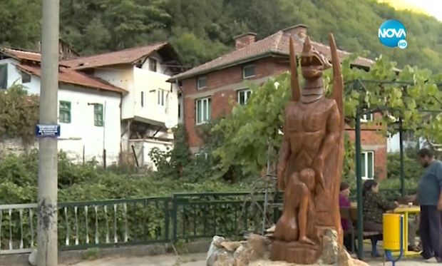 Скандална дървена скулптора снимката на която беше разпространена във фейсбук