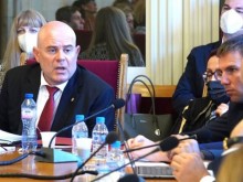 Заседанието на правната комисия започна със скандал