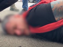 Арестуваха Брендо! Показаха зрелищни кадри как го тръшват на земята