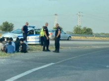 Хора в багажник на автомобил шокираха полицаи на АМ "Тракия"