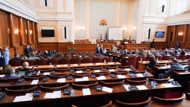 БТВ
Депутатите от “Демократична България, ИБГНИ и ИТН събраха подписи за