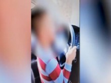 Скандален клип: Дете кара автомобил в присъствието на баща си