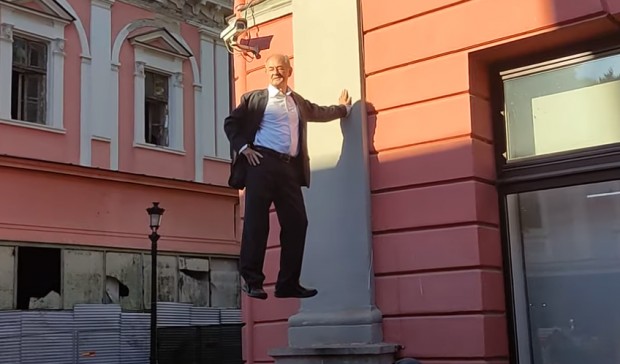 С пърформанса Тарзан на Йохан Лорбер върху фасадата на Градската