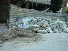 Мръсотията около строеж в "Южен" над година трови живота на съседи