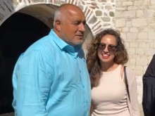 Голяма хубавица се щракна с Бойко Борисов в Бачковския манастир
