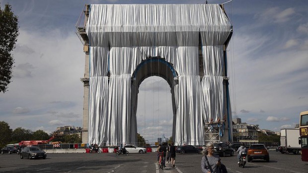 Поетът Николай Милчев с коментар за опаковането на Триумфалната арка.