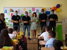 Неделев и компания влязоха в класна стая, посрещнаха ги със "Само Ботев"