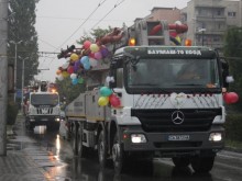 Сватбен ескорт от камиони и бетоновози паркира на новия бул."Руски"