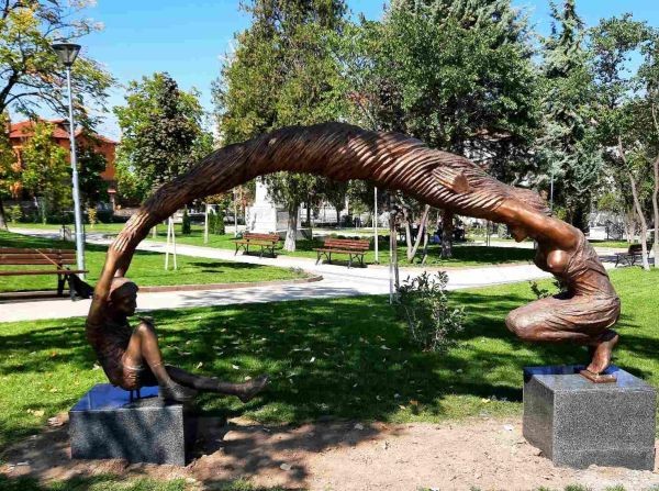 Скулптурно произведение украси централния парк на Куклен