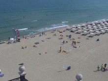 Край на лятото ли? Тези хора на плажа в Слънчев бряг не мислят така