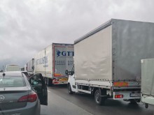 Появиха се кадри от голямото задръстване по АМ "Тракия", колите спряха