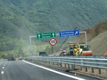 Намериха трима мигранти в безпомощно състояние край АМ "Струма"