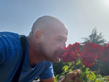 Бившият полицай, тормозен от криминогени край Варна, лекува стреса с поезия