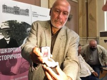 Археологът проф. Николай Овчаров предаде на РИМ уникална находка, открита край Варна