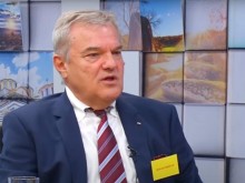 Нападнаха Румен Петков, появи се с табелка "неваксиниран"