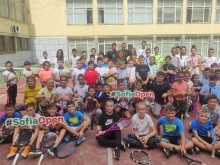 Адриан Андреев игра тенис с деца преди Sofia Open 2021