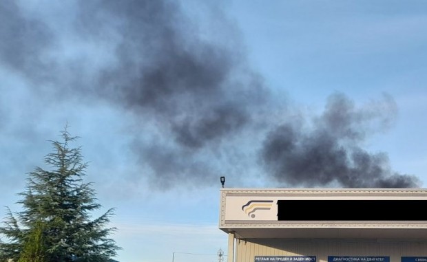Гъст черен дим покри небето над половин Пловдив