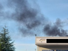 Гъст черен дим покри небето над половин Пловдив
