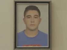 Синът на пловдивския адвокат си ударил главата, падайки от предния капак на автомобил