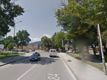 Пиян водач се блъсна с колата си в кафе-аперитив във Велинград