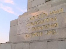 Банкер опита да заличи букви от надписа на Паметника на съветската армия
