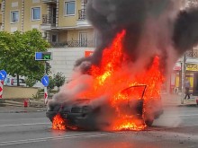 Автомобил пламна насред пътя в столичен квартал